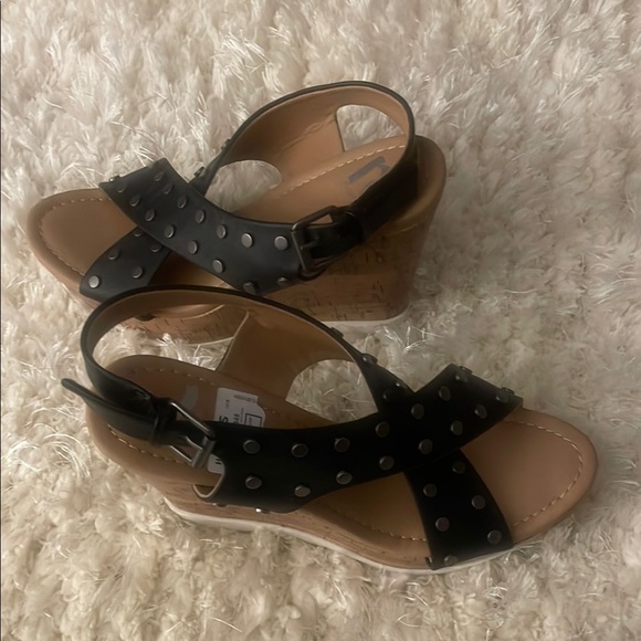 Report Shoes - Report Black and Tan Wedge Shoes with Elegant Design